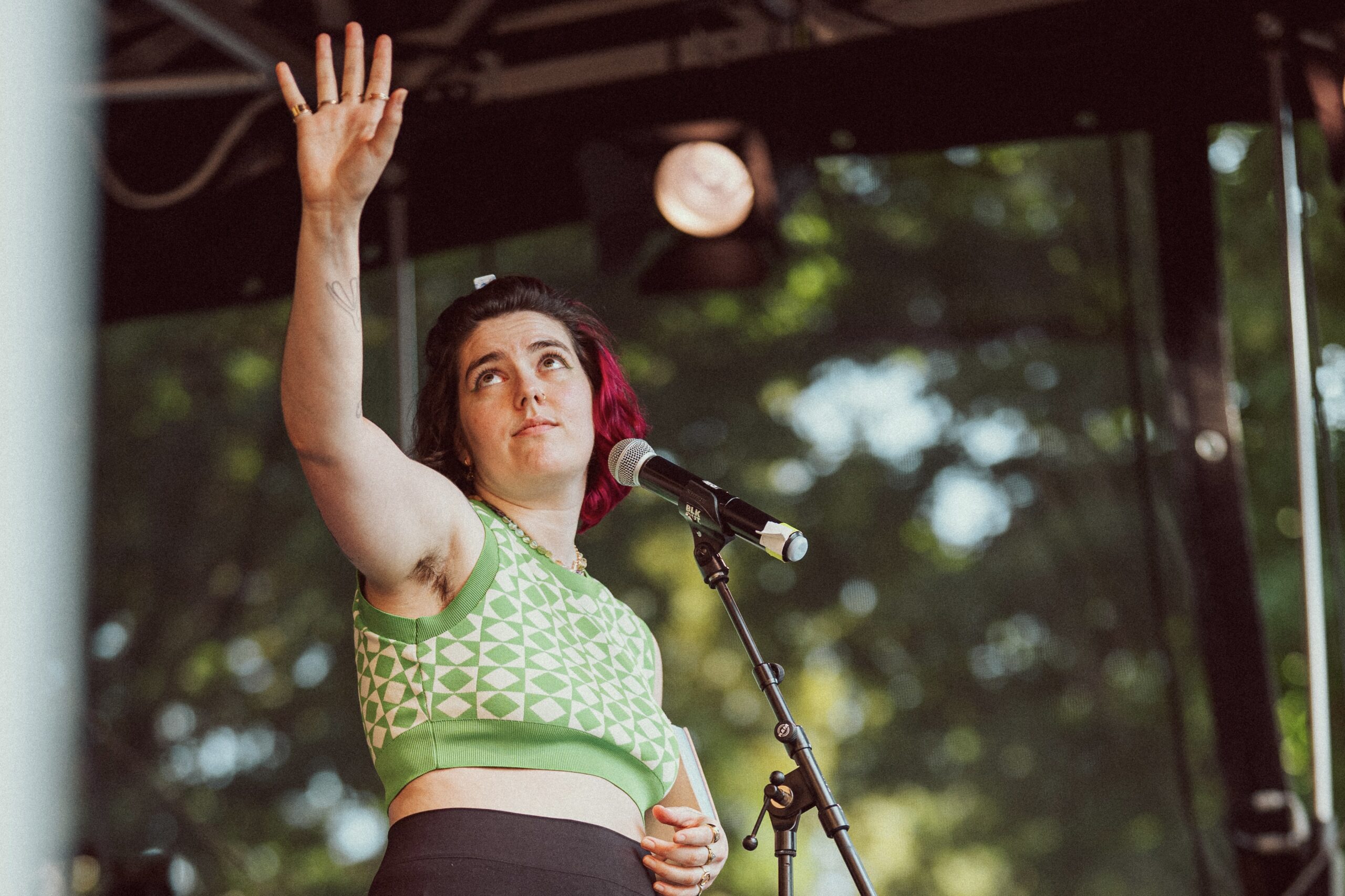 Käte steht auf der Bühne und schaut dramatisch in die Ferne